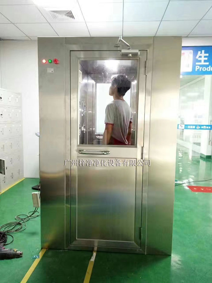 操作前應檢查風淋室各部件是否完好，包括門體、噴嘴、風機、照明等。