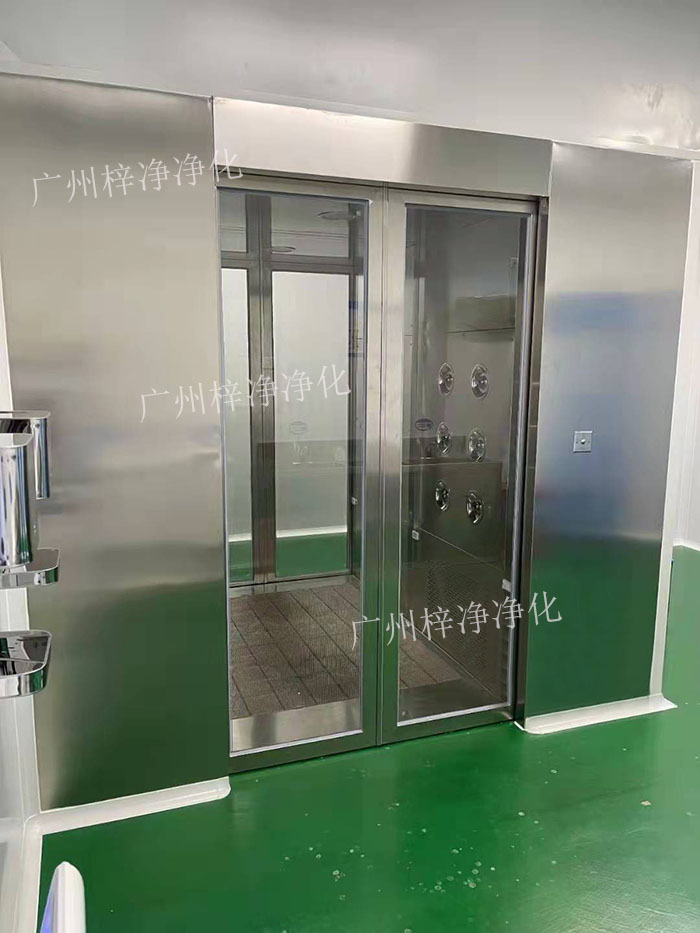 對于貨淋室，則通常位于物料進入潔凈室的位置